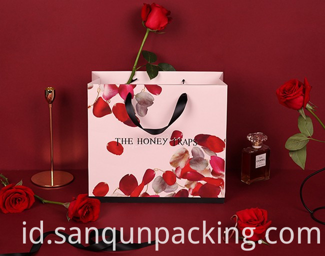 Kantong Kertas Dalam Ukuran Yang Berbeda Paper Bag In Different Size